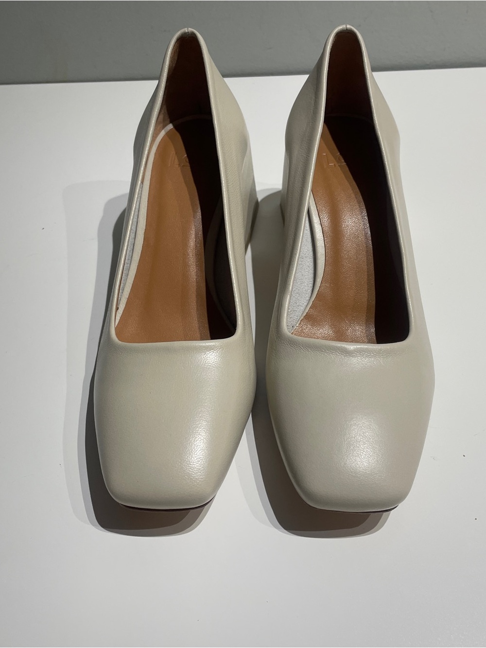 LoQ Classic Square-Toe Block Heel Pumps in Cream 5.5 - Picture 4 of 12